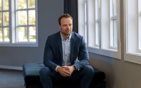 FRP-profil Jon Helgheim ser ikke på å bli oppsøkt av journalister hjemme som «ytringsfrihet i ytterste forstand», noe Drammens tidendes sjefredaktør mener. (Foto: Pia Sønstrød)