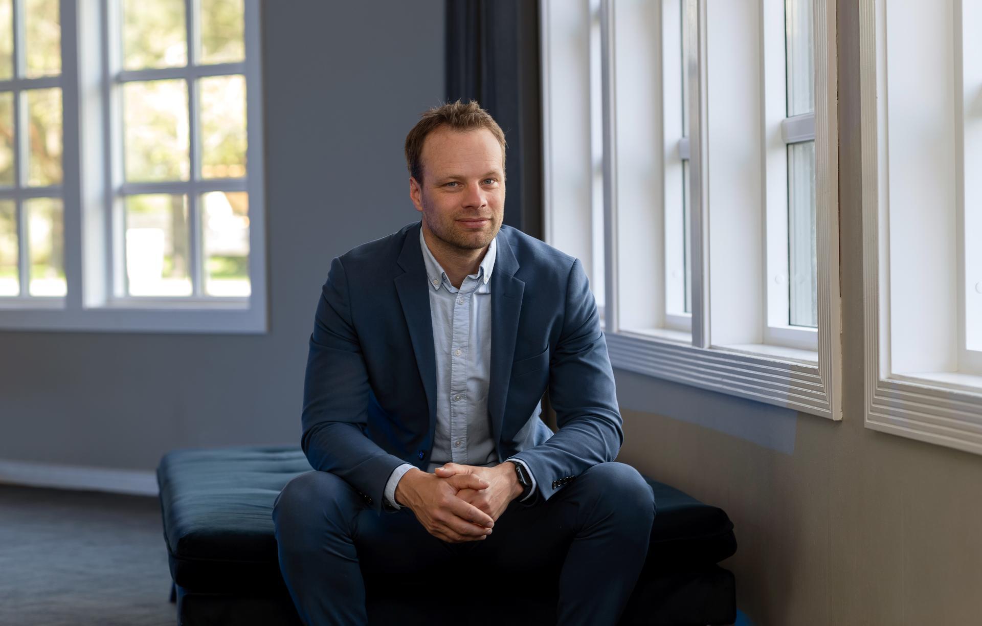 FRP-profil Jon Helgheim ser ikke på å bli oppsøkt av journalister hjemme som «ytringsfrihet i ytterste forstand», noe Drammens tidendes sjefredaktør mener. (Foto: Pia Sønstrød)