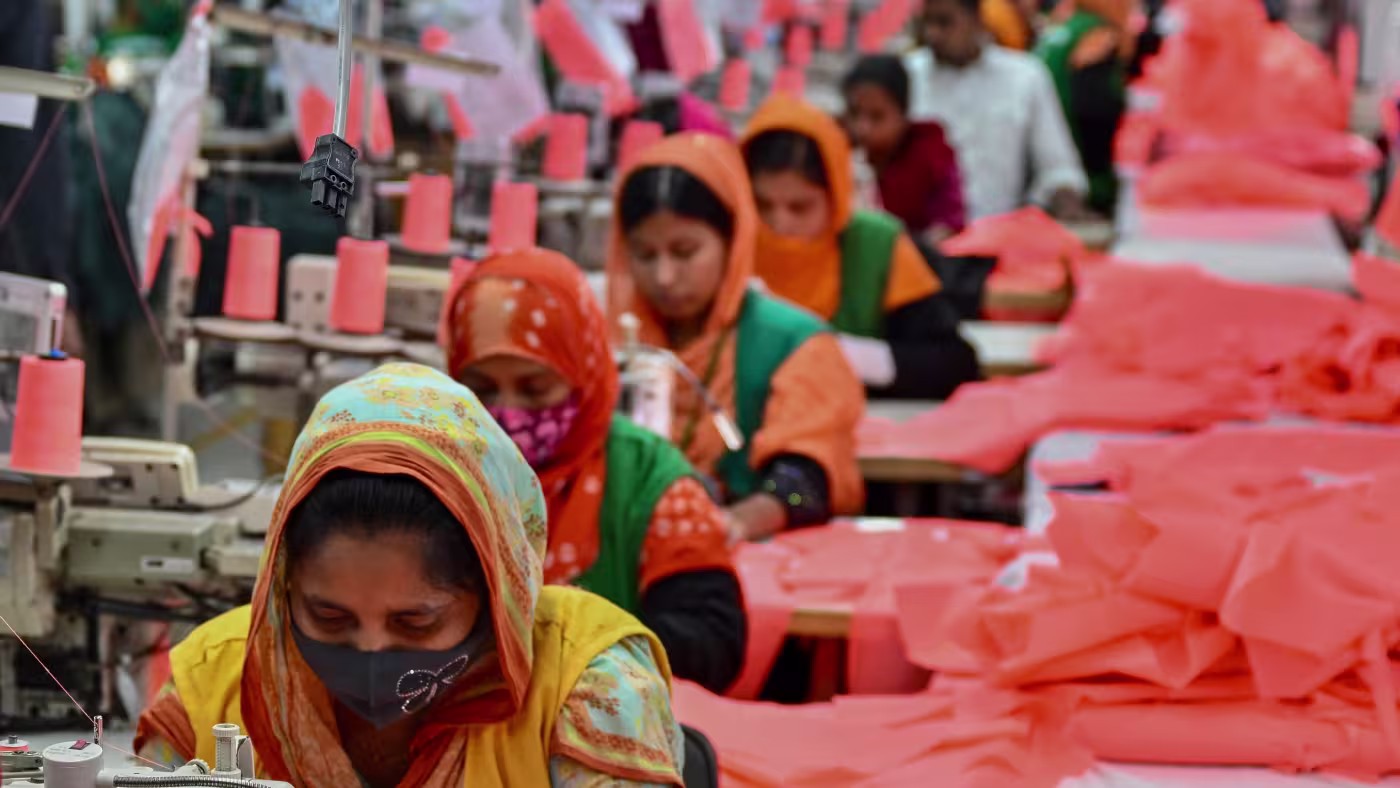 Skandinavisk stil har blitt en trend med sine lyse farger, rene linjer og dristige mønstre. Hva om skandinavisk mote også kan bli synonymt med å ta vare på menneskerettighetene, spør Claudia Bennett. (Foto: Getty.)
