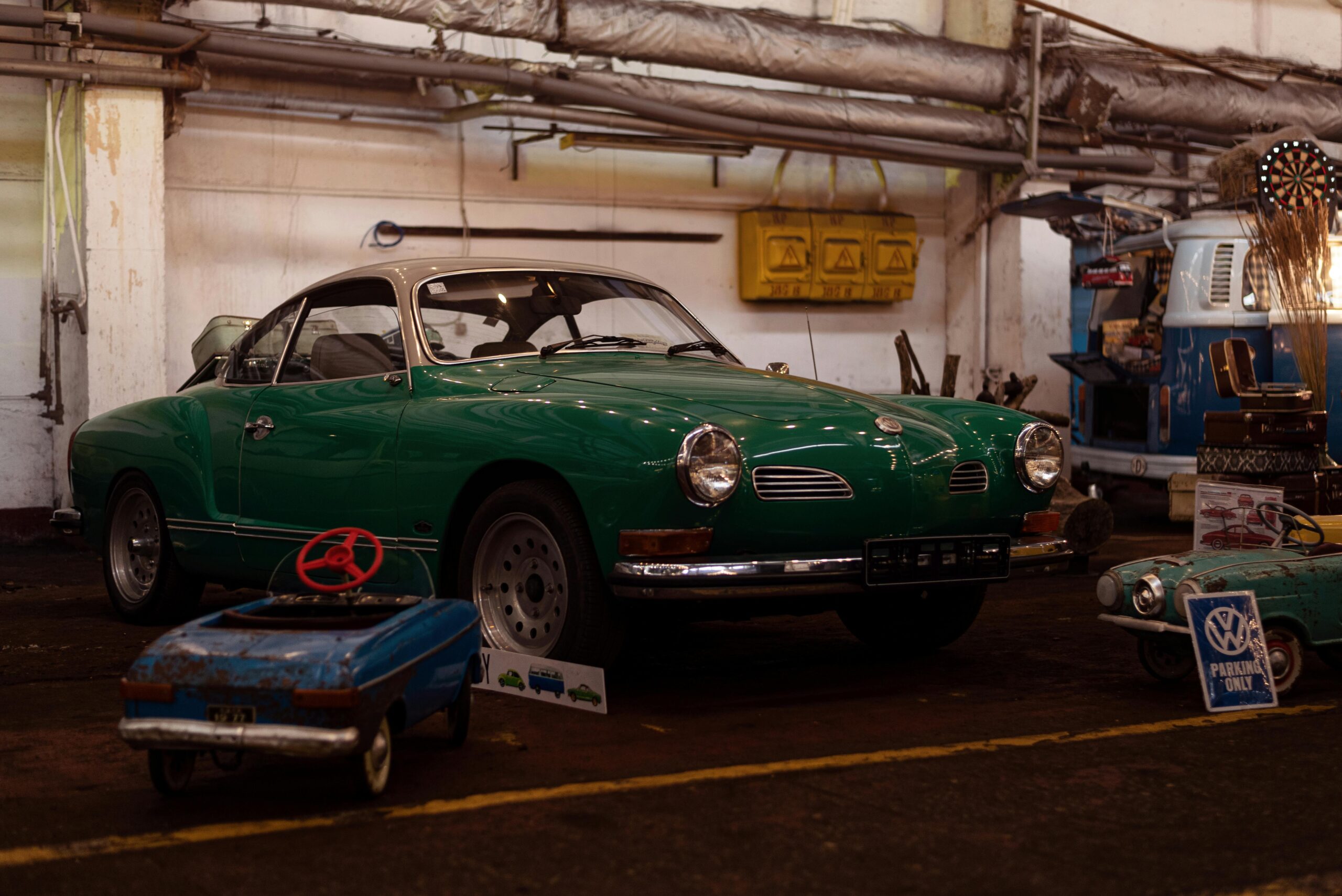 En Volkswagen Karmann Ghia til utstilling (Foto: Vitali Adutskevich/Pexels.com.)