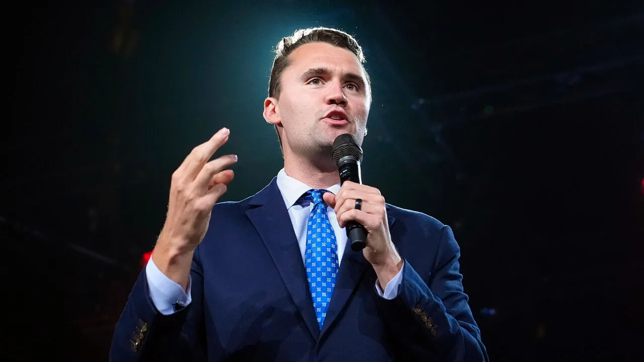 Charlie Kirk opererte i en offentlighet der det ble nødvendig å spissformulere seg. Dette er ingen forbrytelse. Men å ta hans spissformuleringer helt ut av kontekst, for å slå politisk mynt på hans død, er så utrolig mye verre, skriver Danby Choi.