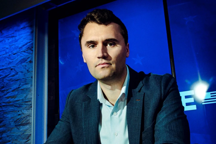 Charlie Kirk var en staut, self made mann, familiefar med to barn og kone som har doktorgrad og vunnet missekonkurransen i sin hjemstat. Det er ikke vanskelig å skjønne hvorfor særlig mange unge menn så opp til en kar som det. (Foto: AP.)