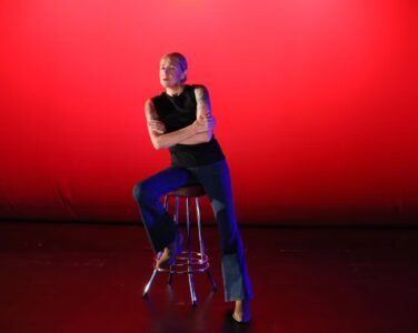 Performance- og scenekunstner Kate Pendry fikk Frilansprisen i 2022. (Foto: Siri Gussiås Nerland/Vega.)