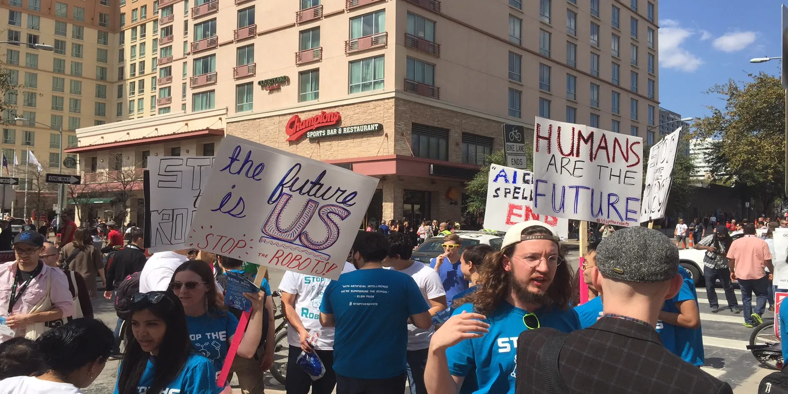 Det er de høyt kvalifiserte frilanserne som rammes hardest økonomisk, ikke de middelmådige. Hvorfor? Bildet fra en demonstrasjon mot KI i USA. (Foto: AP.)