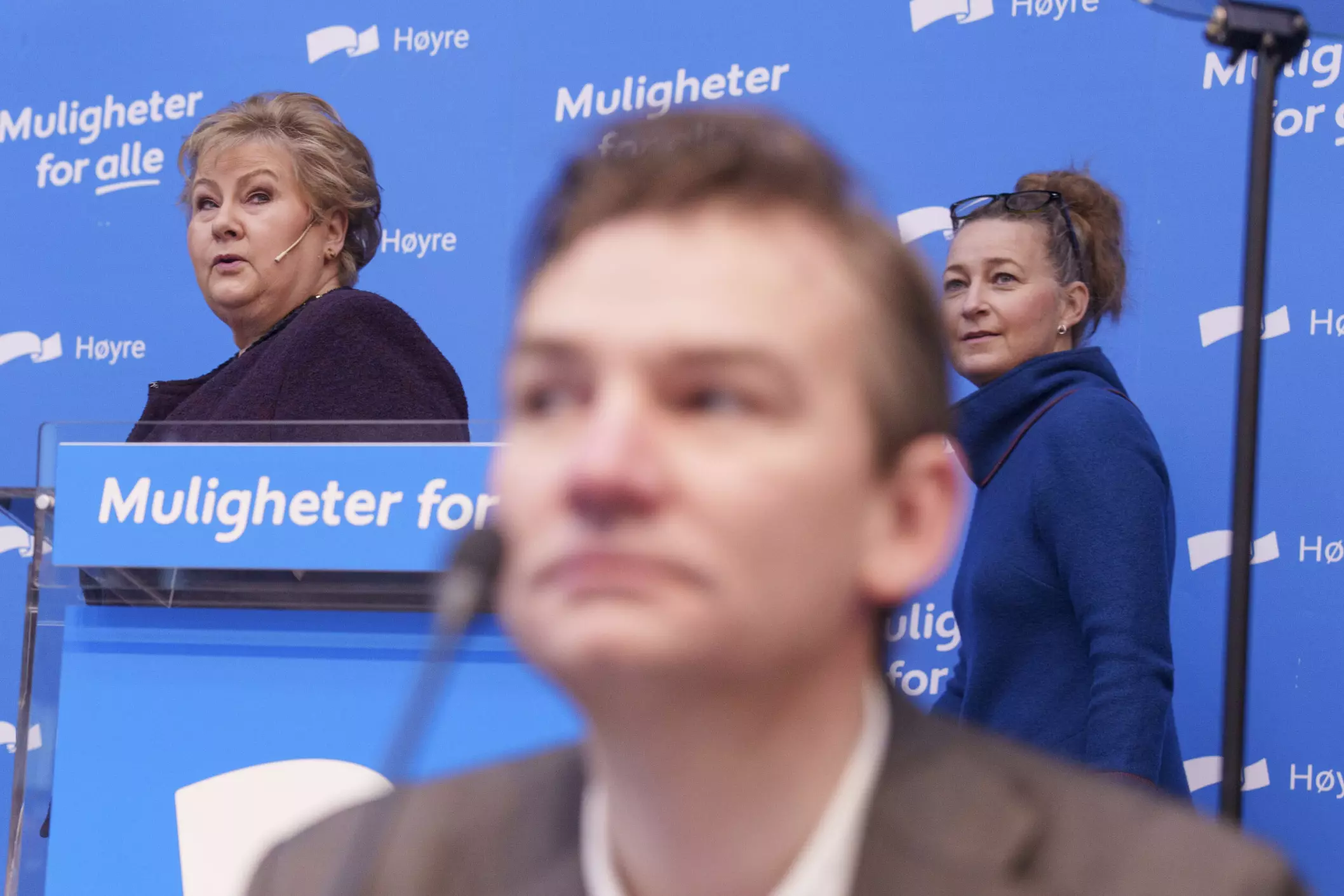 Nestleder Henrik Asheim (i front) mener Høyre har gjort en god valgkamp. Andre mener imidlertid Erna Solberg nå må trekke seg. (Foto: NTB.)