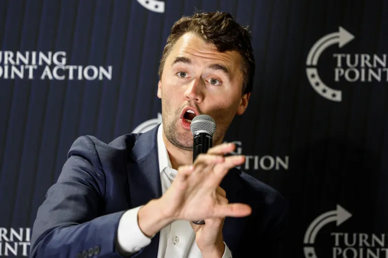 Charlie Kirk blir dekket vidt og bredt i norsk media. Blant annet anklages han for å spre en «rasistisk konspirasjonsteori» om at koronaviruset kom fra et laboratorium. (Foto: AP.)