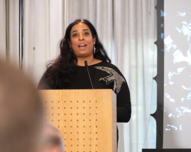 Kulturminister Lubna Jaffery (AP) presenterer regjeringens strategi for å sikre ytringsfriheten. (Foto: Geir Bergersen Huse.)