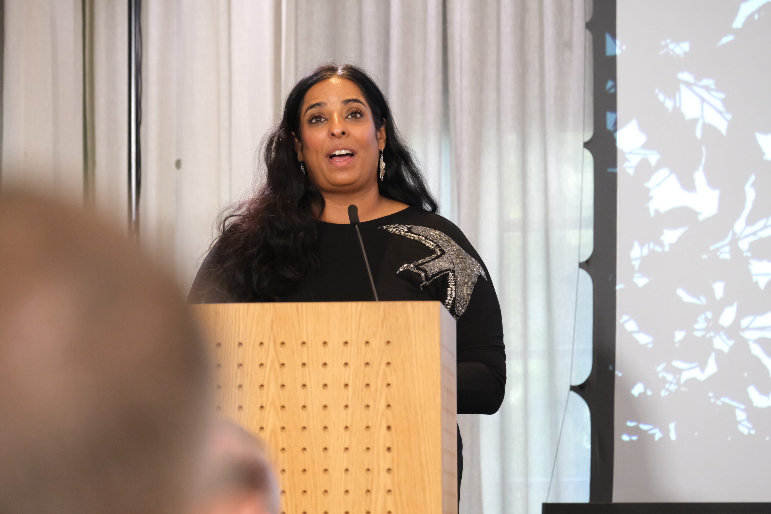 Kulturminister Lubna Jaffery (AP) presenterer regjeringens strategi for å sikre ytringsfriheten. (Foto: Geir Bergersen Huse.)