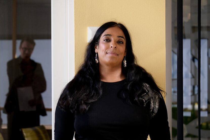 Kulturminister Lubna Jaffery (AP) presenterer regjeringens strategi for å sikre ytringsfriheten. (Foto: Geir Bergersen Huse.)