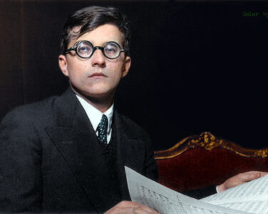 Den russiske komponisten Dmitrij Sjostakovitsj regnes som en av 1900-tallets største symfoniker. Han ble både hyllet og sensurert under Josef Stalin. (Foto: Arkiv.)