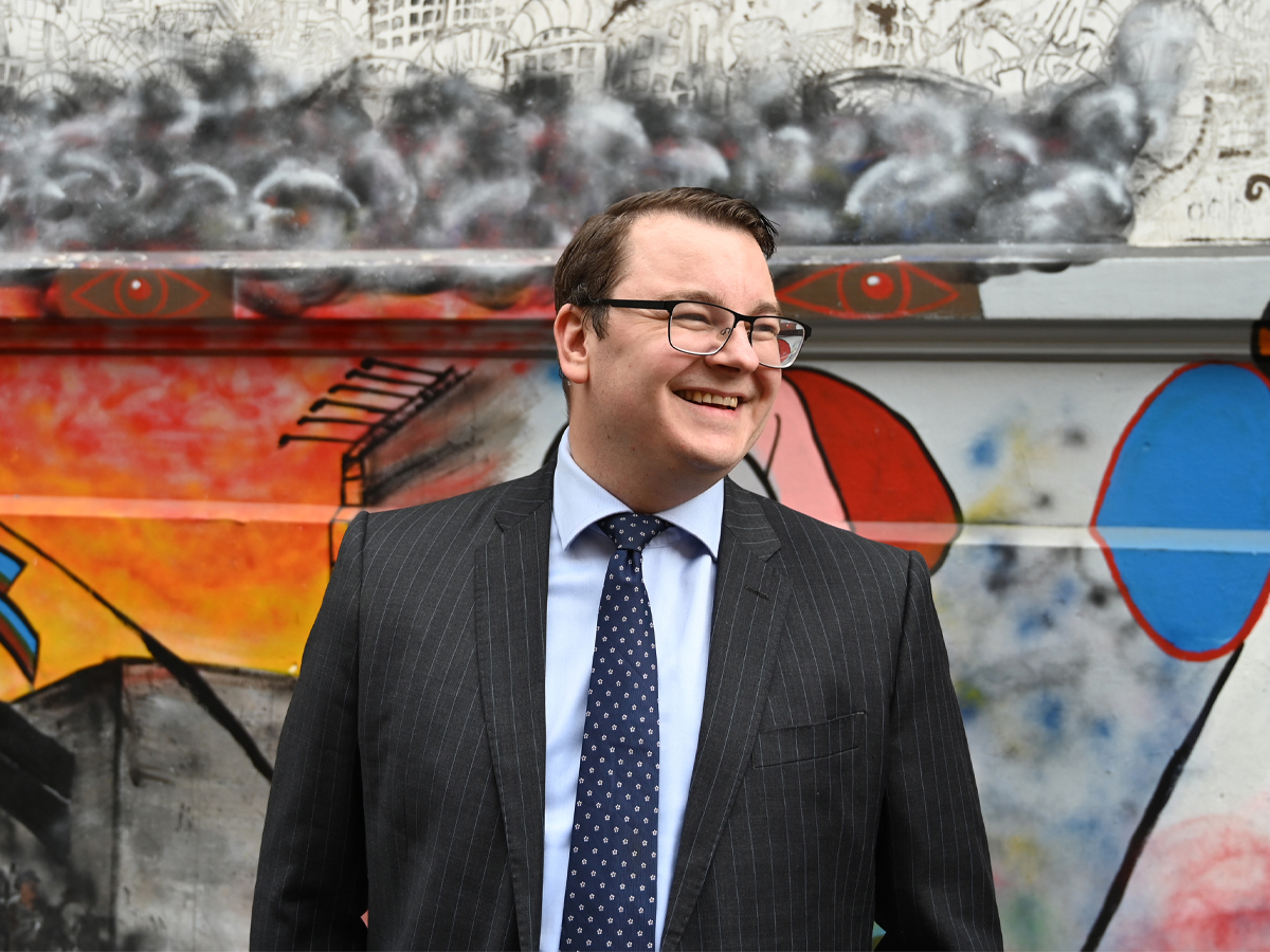 Espen Teigen klipper fotlenken. (Foto: Aksel Kloster/Subjekt.)