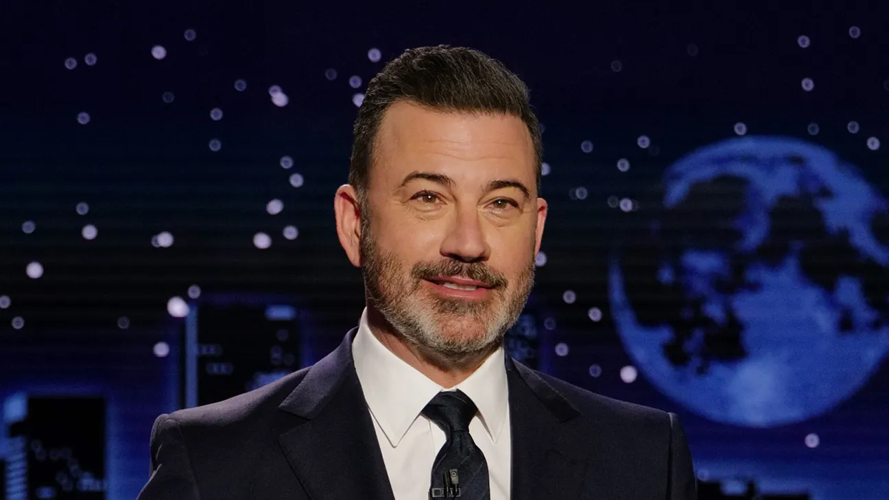 Komikeren Jimmy Kimmel (57) er tatt av lufta etter kommentarer om situasjonen i USA etter drapet på Charlie Kirk. (Foto: Randy Holmes/Disney.)