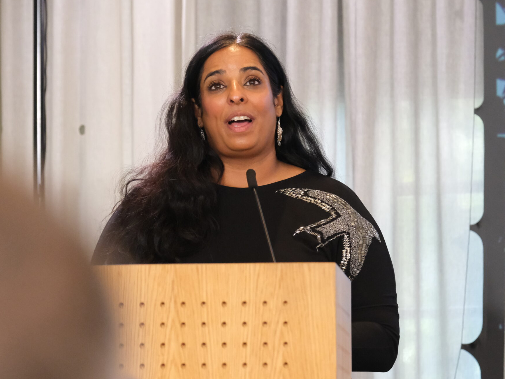 Kulturminister Lubna Jaffery (AP) presenterer regjeringens strategi for å sikre ytringsfriheten. (Foto: Geir Bergersen Huse.)