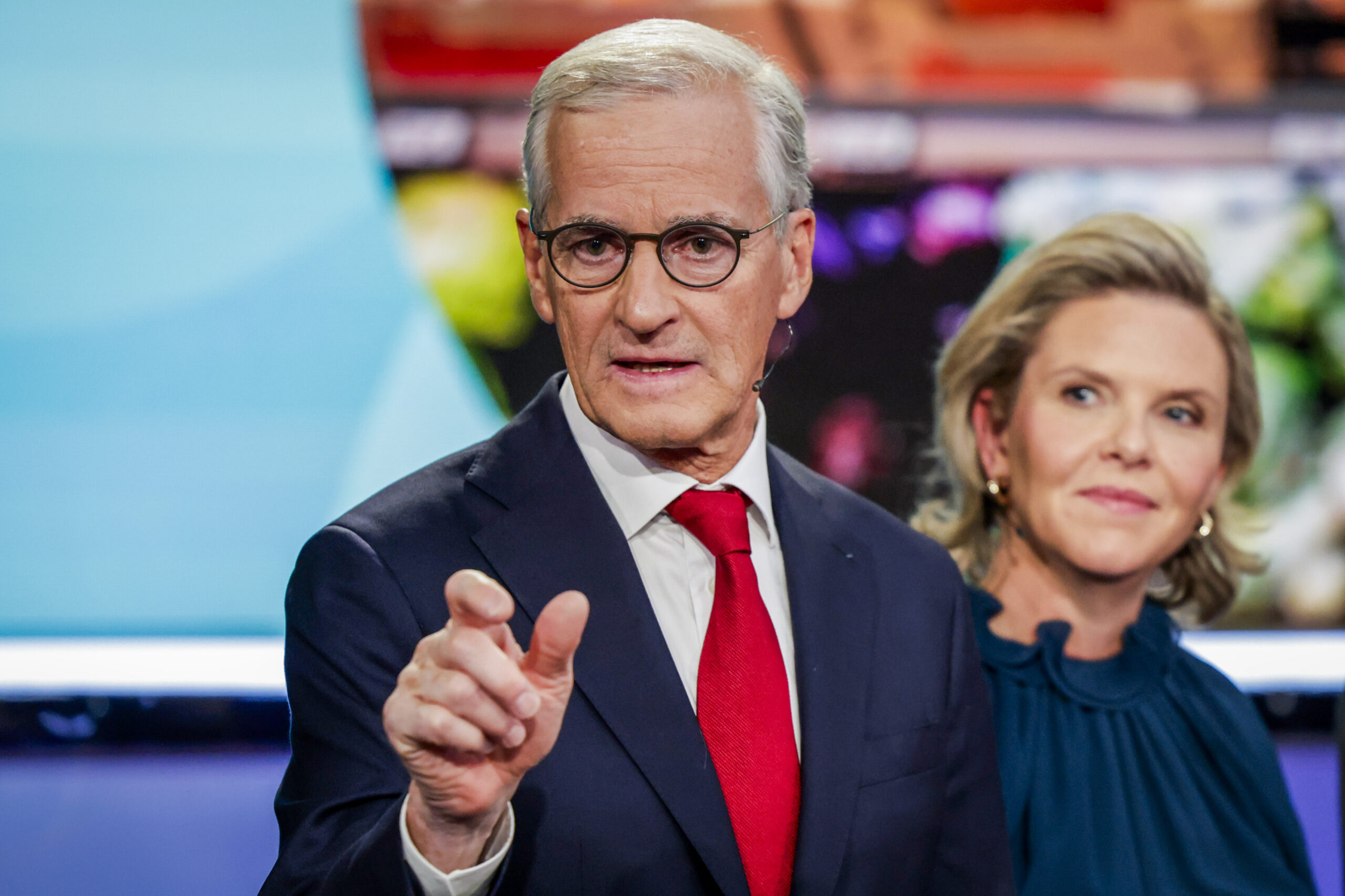 Bergen 20250819. Statsminister Jonas Gahr Støre (Ap) og Frp-leder Sylvi Listhaug under den direktesendte partilederdebatten på TV2 som sendes fra Media City i Bergen tirsdag kveld. (Foto: Paul S. Amundsen/NTB.)