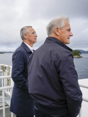 Trangere tider i horisonten? Finansminister Jens Stoltenberg og statsminister Jonas Gahr Støre (AP) lover å bruke penger de ikke har, mener spaltist og økonomistudent Eivind Nejad-Trondsen. (Foto: Javad Parsa/NTB.)