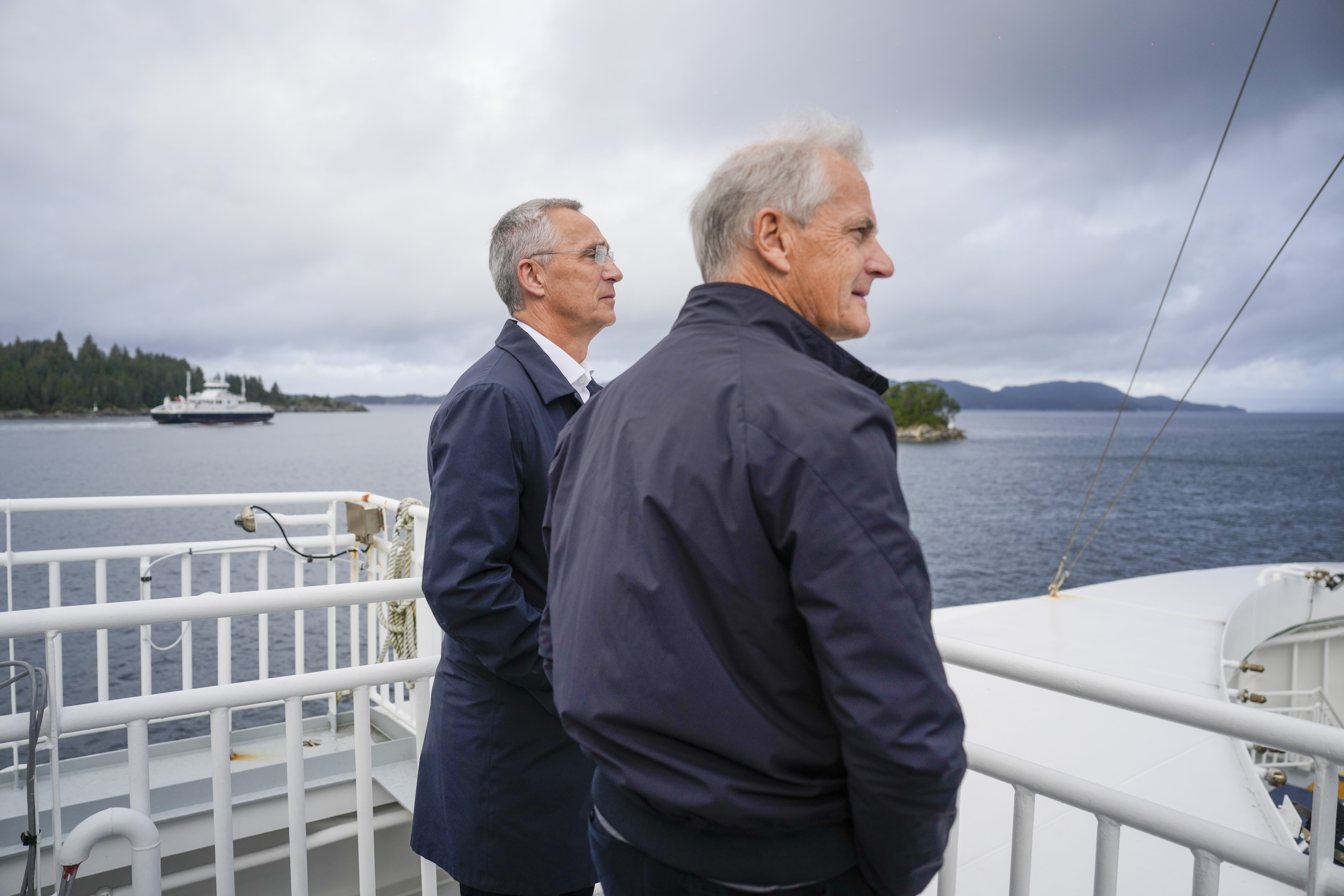 Trangere tider i horisonten? Finansminister Jens Stoltenberg og statsminister Jonas Gahr Støre (AP) lover å bruke penger de ikke har, mener spaltist og økonomistudent Eivind Nejad-Trondsen. (Foto: Javad Parsa/NTB.)