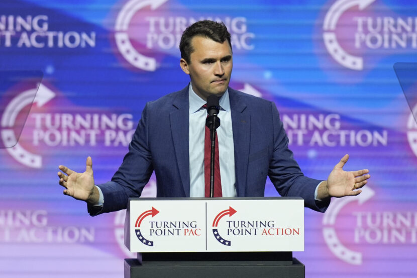 Charlie Kirk ble skutt og drept 10. september. NRK har fått kritikk for sin dekning i etterkant. (Foto: John Locher/AP/NTB.)