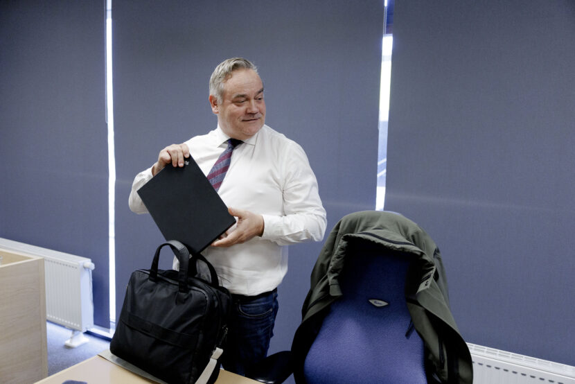 Forsvarer Jørgen Riple i sal 2C i Hordaland tingrett der Marcus Kabelo Møll Mosele, også kjent som artisten Kamelen, er tiltalt for å ha kjørt for fort, for forulemping av politiet og for vold mot en 17-åring. (Foto: Paul S. Amundsen/NTB.)