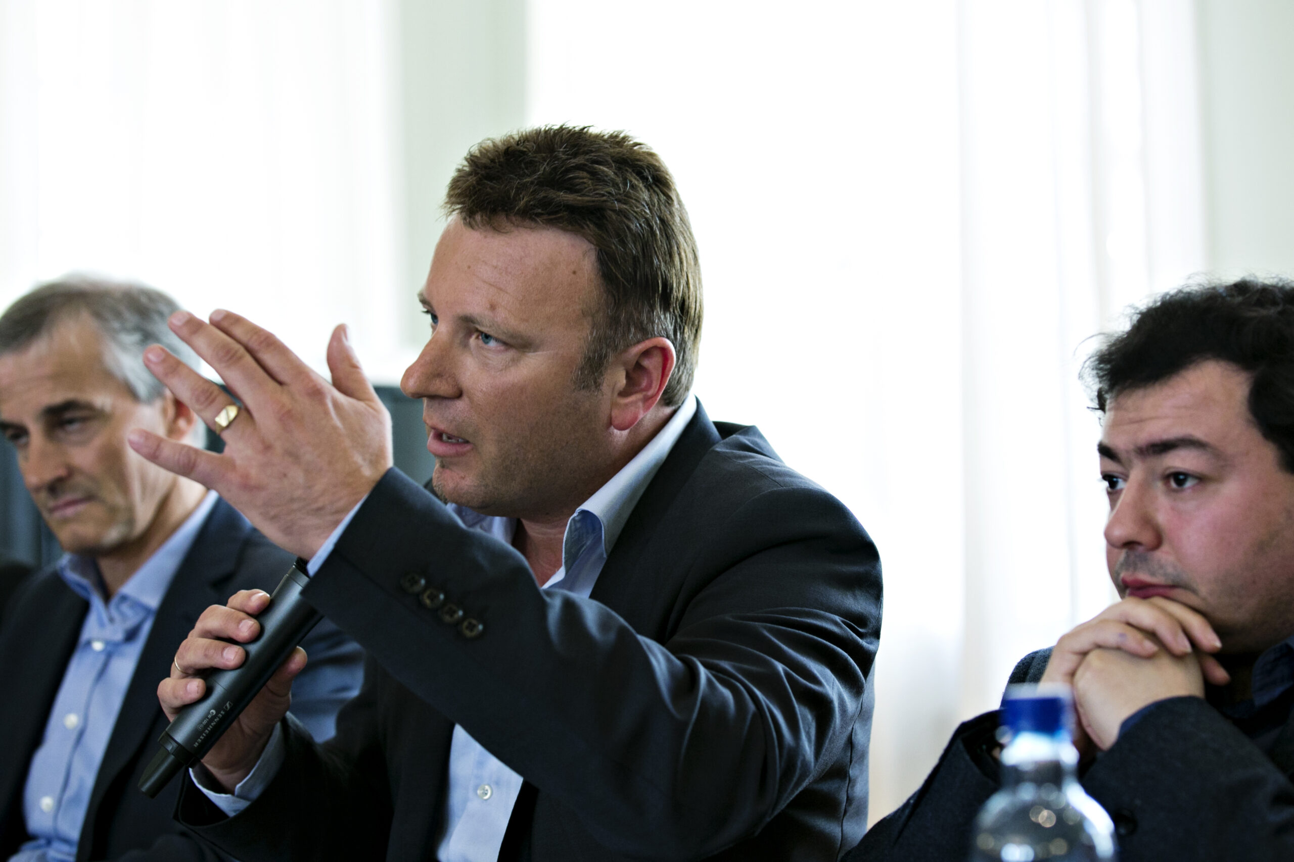 Ahmed Akkari presenterer sin nye bok "Min Afsked med Islamismen" på Fritt Ord sin debatt der panelet består av Mohammad Usman Rana, Linda Alzaghari, Vebjørn Selbekk og Jonas Gahr Støre. (Foto: Anette Karlsen/NTB.