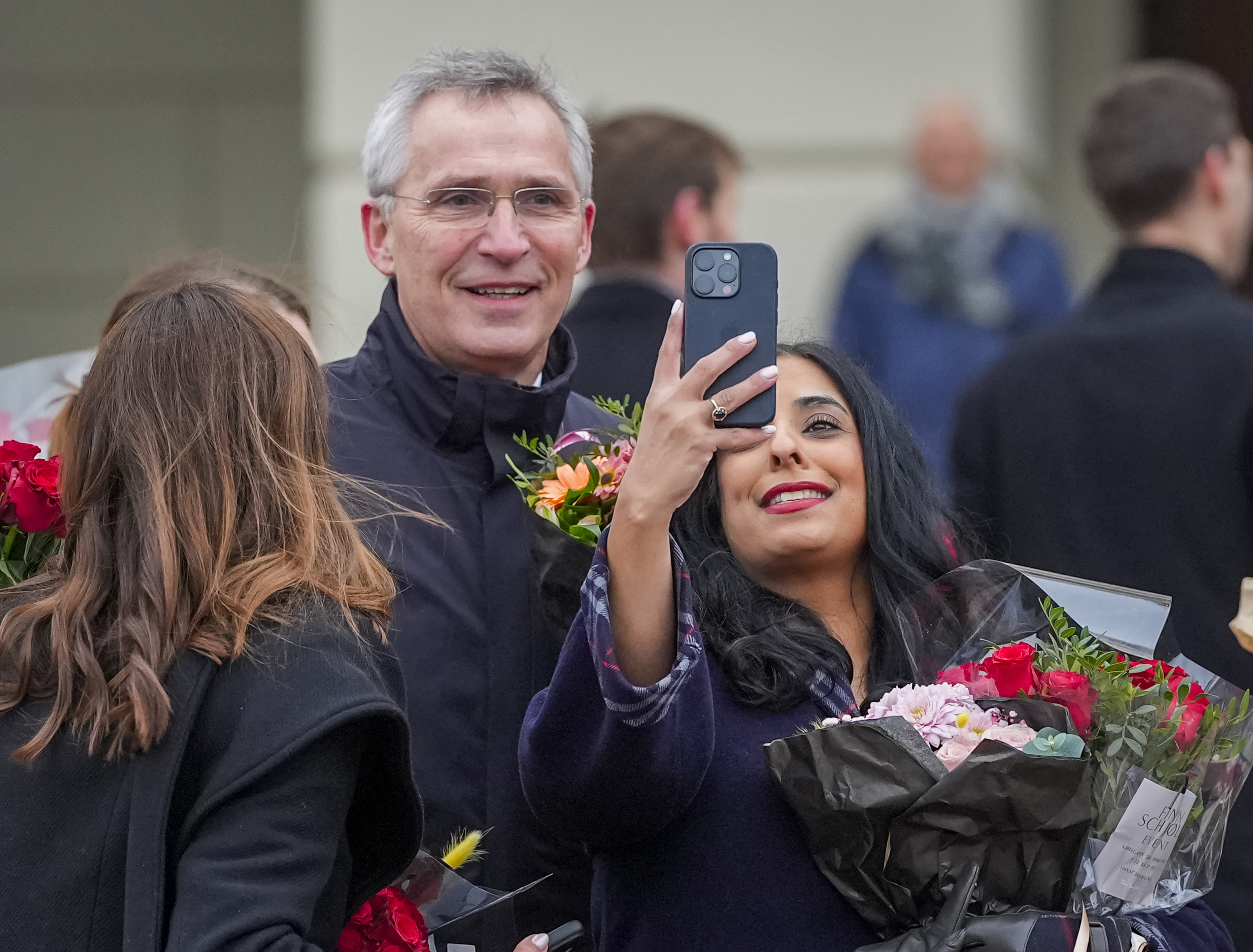 Oslo 20250204. Finansminister Jens Stoltenberg (Ap) og kultur- og likestillingsminister Lubna Jaffery (Ap). Statsminister Jonas Gahr Støre utnevner ny regjering, og kommer ut på Slottsplassen etter statsrådsmøte på Slottet. (Foto: Lise Åserud/NTB.)