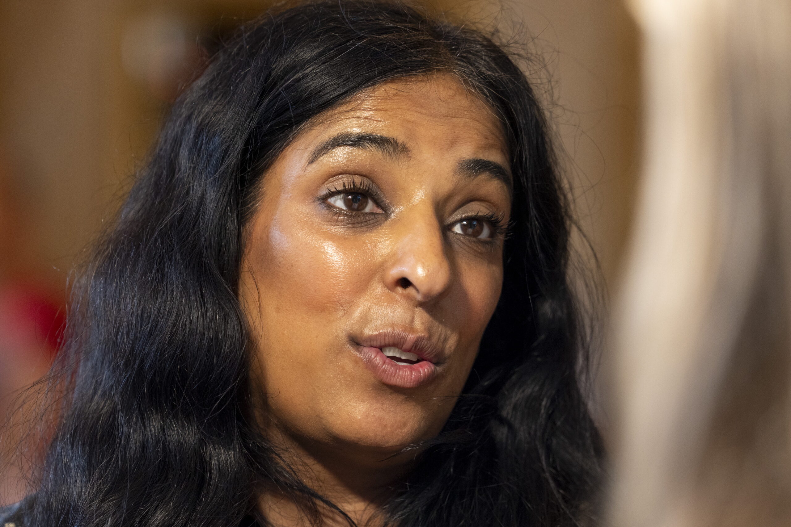 Oslo 20240628. Kultur- og likestillingsminister Lubna Jaffery ved utredningen om rehabilitering av Nationaltheatret. Presentasjonen finner sted på Nationaltheatret i Oslo. (Foto: Amanda Pedersen Giske/NTB.)