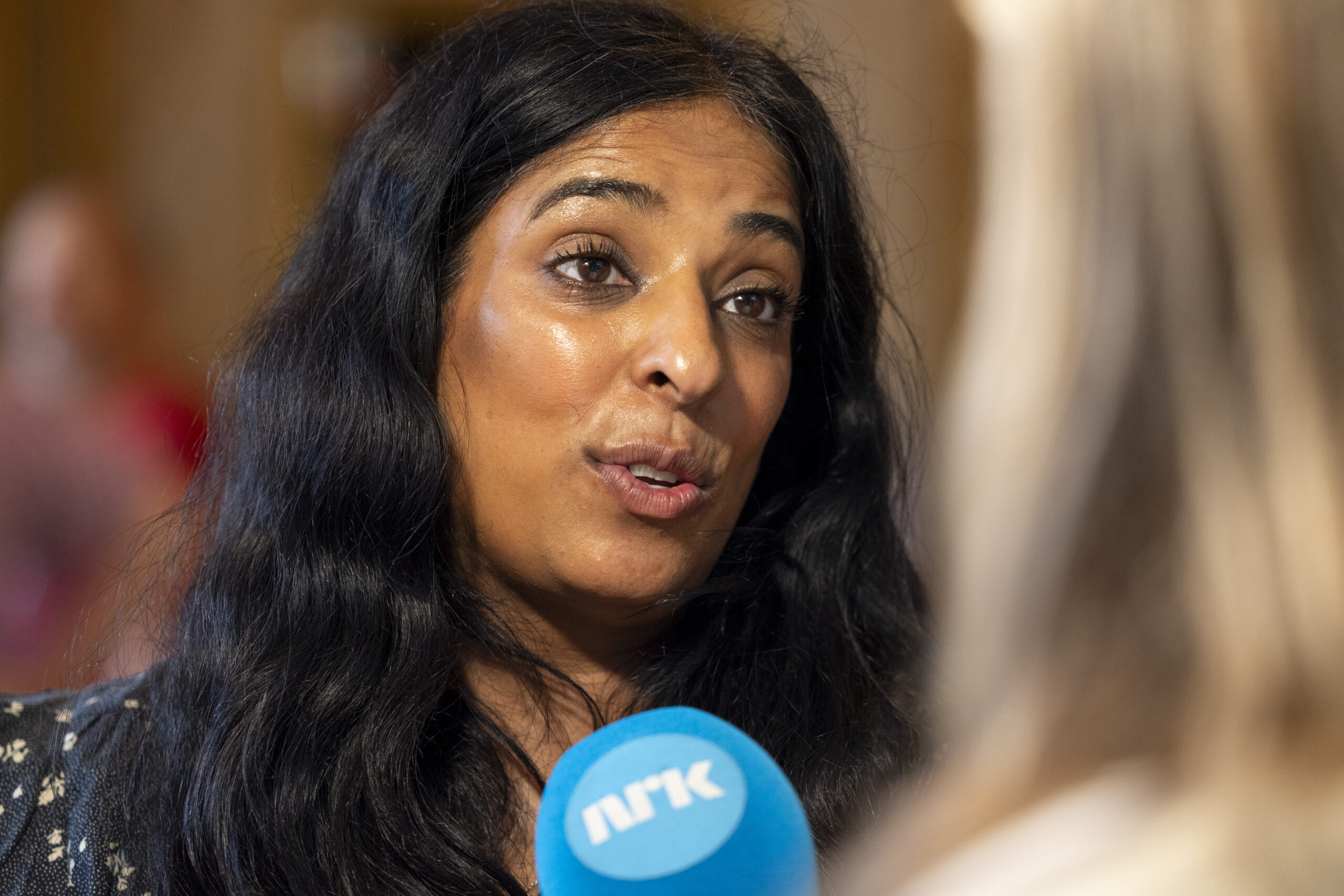 Oslo 20240628. Kultur- og likestillingsminister Lubna Jaffery ved utredningen om rehabilitering av Nationaltheatret. Presentasjonen finner sted på Nationaltheatret i Oslo. (Foto: Amanda Pedersen Giske/NTB.)