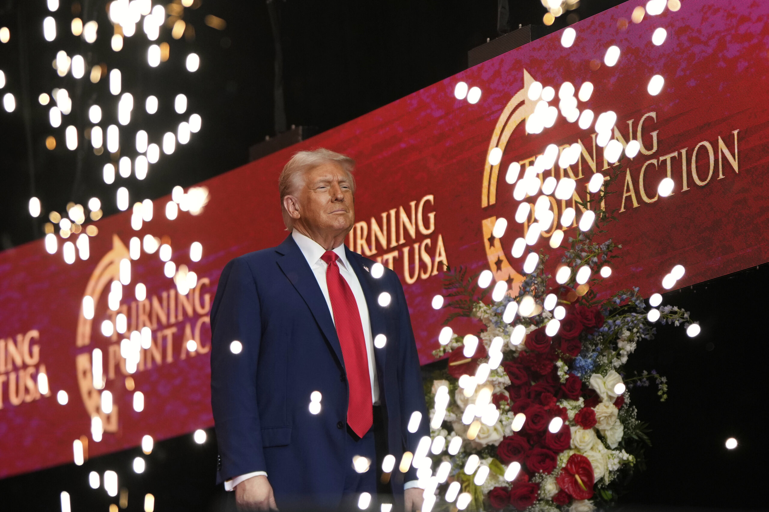 NRK sendte direkte fra minneseremonien til Charlie Kirk, noe flere har klaget på. President Donald Trump var blant talerne. (Foto: Julia Demaree Nikhinson/AP/NTB.)