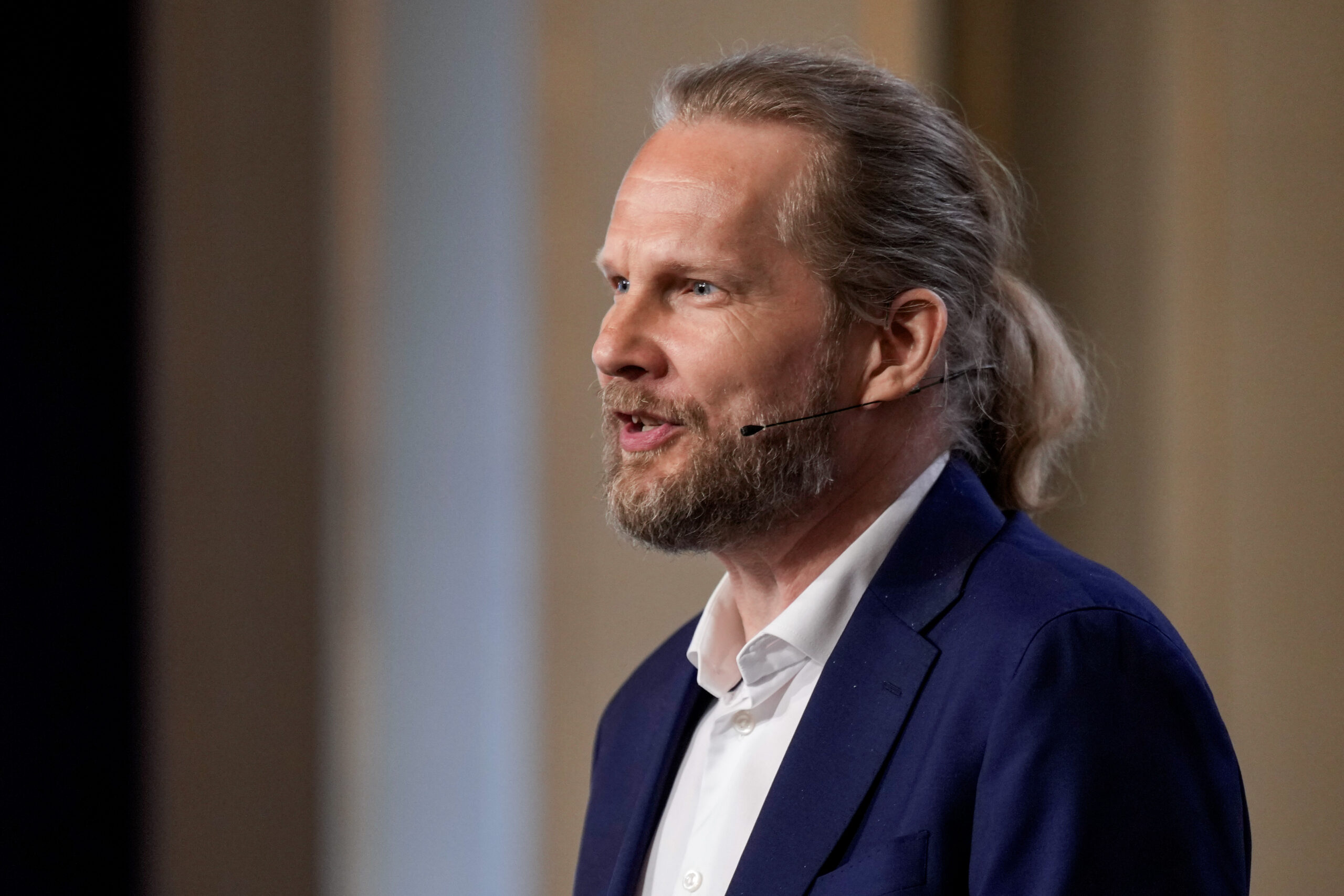 Tidligere RV-leder Aslak Sira Myhre forlater posten som leder av Nasjonalbiblioteket. Nå blir han konserndirektør for kommunikasjon, samfunnskontakt og strategi i energi- og telegiganten Lyse. (Foto: Heiko Junge/NTB.)