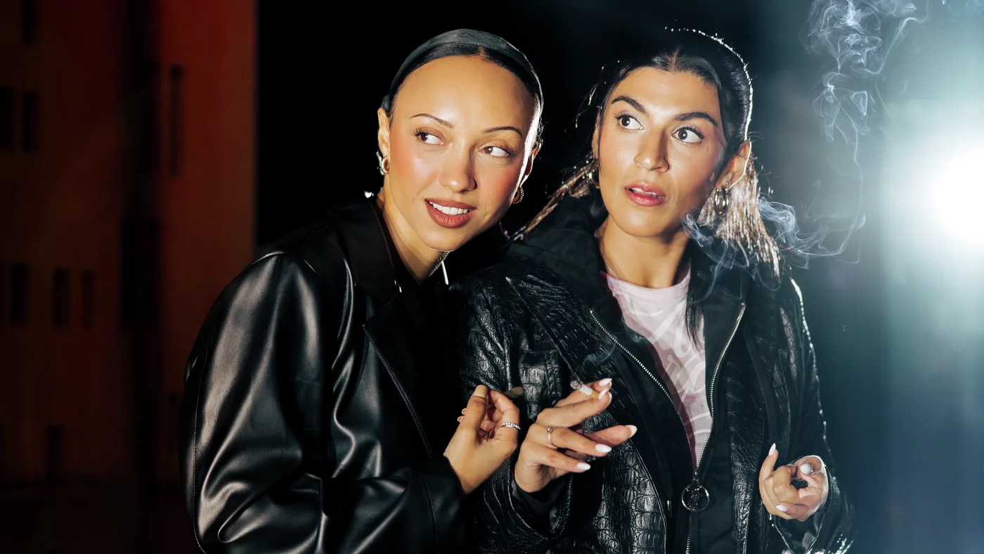 Nokokure Dahl og Hibba Najeeb i «Ord for Blod» på Riksteatret. (Foto: Maja Moan.)