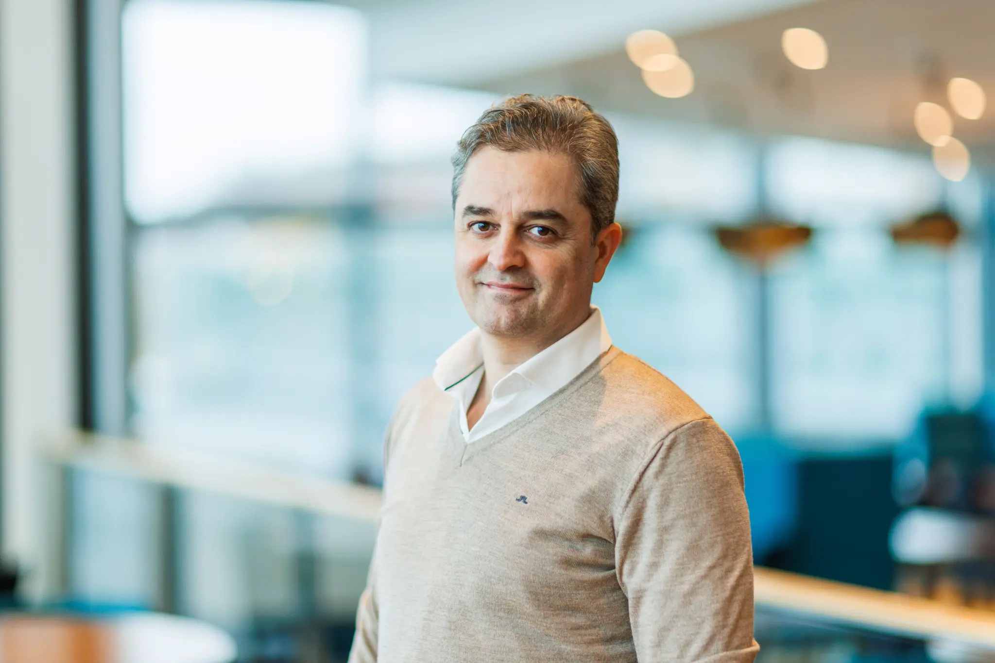 Overlege Vasilis Sitras er leder for Fostermedisinsk avdeling ved Oslo Universitetssykehus. (Foto: Alexander Eriksson.)