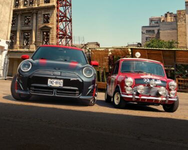 Skuespilleren Rowan Atkinson populariserte Mini gjennom sin Mr. Bean-rolle. Andre ikoner som har bidratt, er Steve McQueen, Formel 1-profilene Jackie Stewart og Graham Hill, samt Enzo Ferrari. (Foto: Presse.)