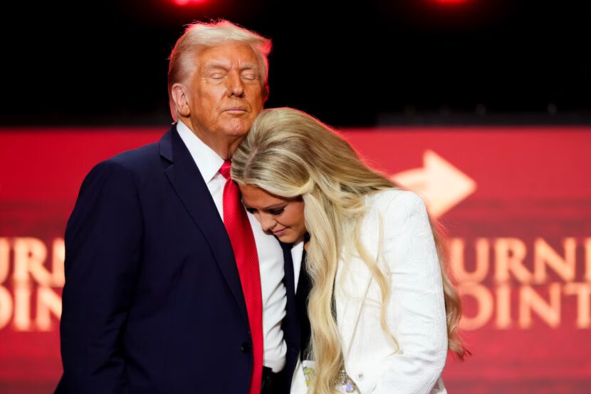 President Donald Trump trøster enke Erika i minnestunden for Charlie Kirk, sundag 21. september. (Foto: AP/Julia Demaree Nikhinson.)