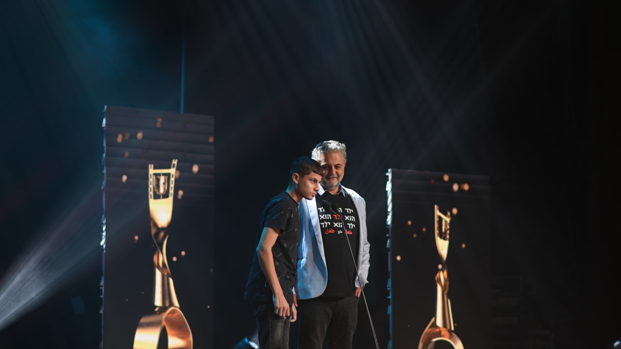 Vinner av Ophir for beste skuespiller, Muhammad Gazawi (t.v.), presenterer prisen for beste kinematografi med produsent Baher Agbariya. (Foto: Lior Horesh.)