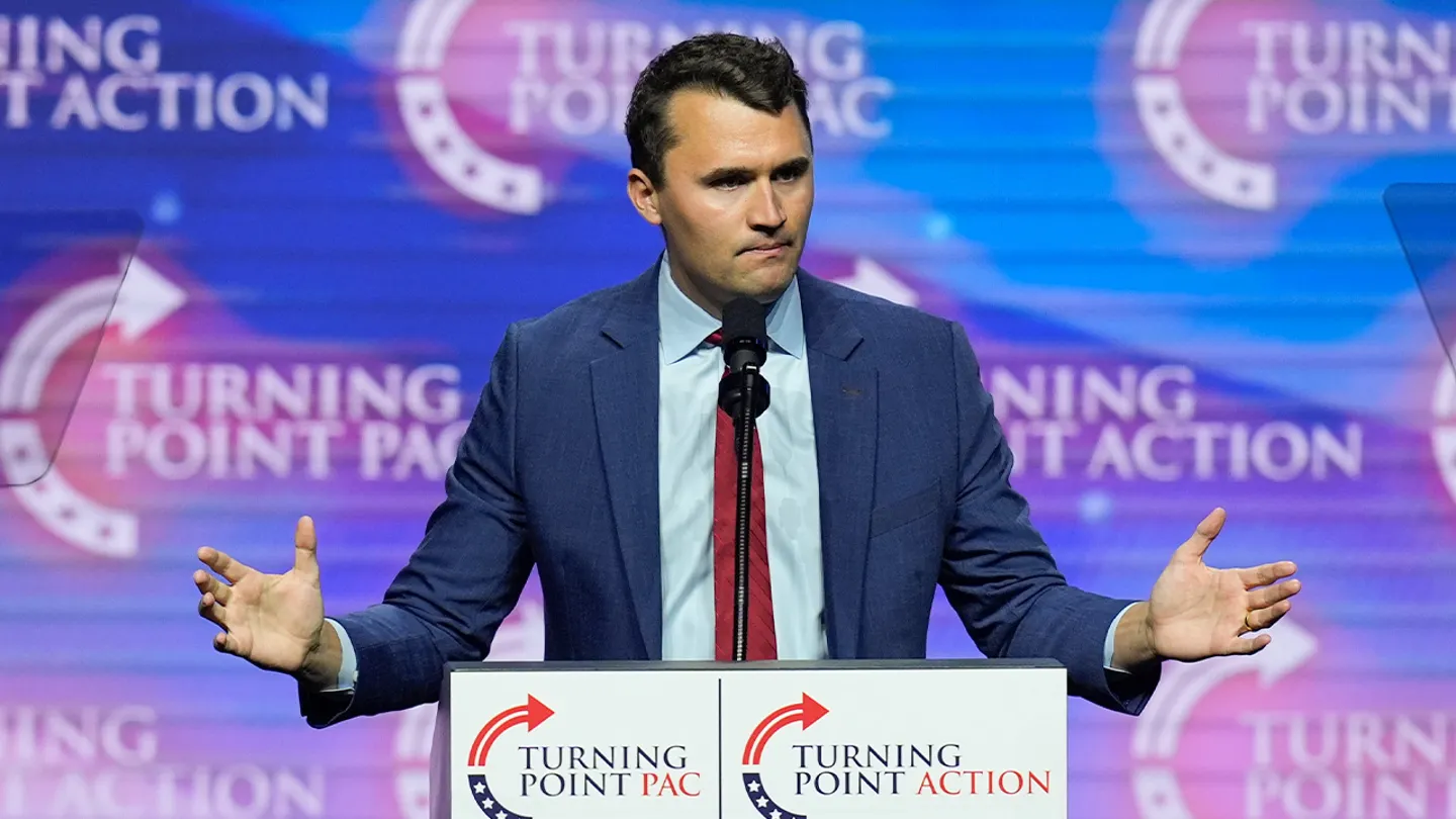 Charlie Kirk under et arrangement for organisasjonen han grunnla, som mobiliserte tusenvis av unge landet over: Turning Point. (Foto: AP.)