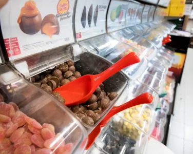 I flere artikler på NRK.no omtales sukkerbrus, godteri og søtt bakverk som viktig og riktig for idrettsutøvere. (Foto: Terje Pedersen/NTB.)