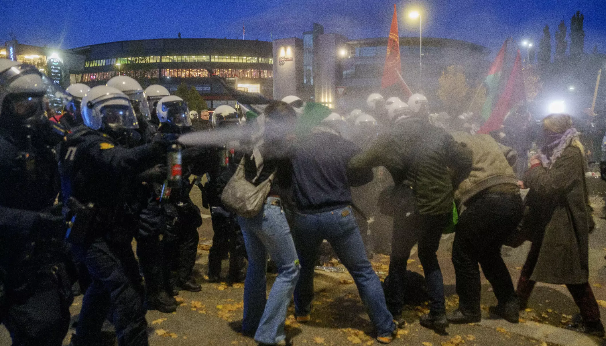 Da Norge møtte Israel til VM-kvalifisering på Ullevål lørdag, var første fase av fredsavtalen allerede underskrevet og våpenhvile på plass. Heftig demonstrasjon ble det likevel. (Foto: Javad Parsa/NTB.)