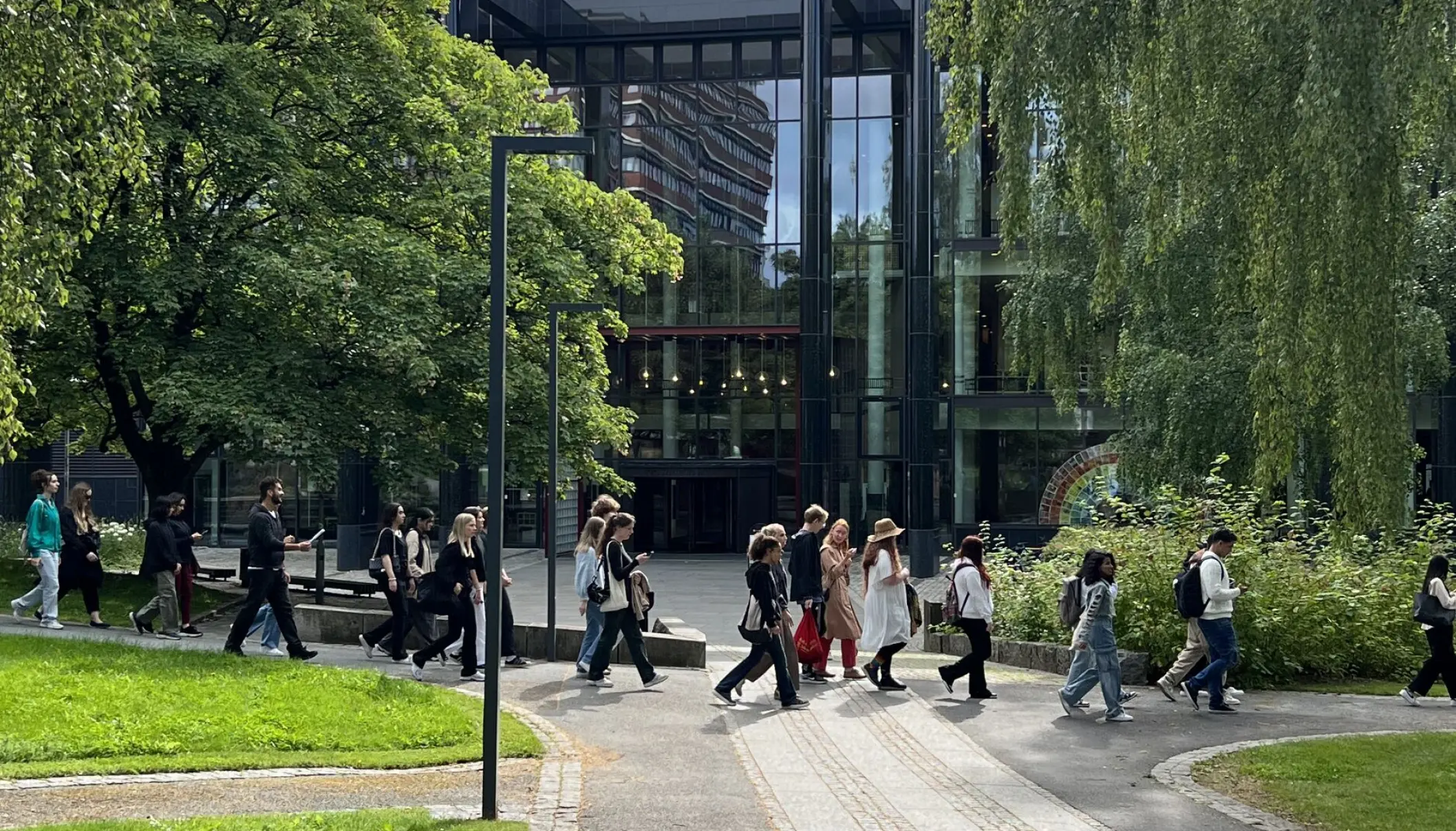 UIO har et nytt kurs i konspirasjonsteorier og desinformasjon. Kurset skal analysere hvordan ytre høyre mobiliserer om temaer som kjønn, innvandring, klima og vaksinasjon. (Foto: Wikimedia commons.)