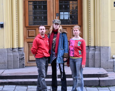 Studentene Loke Mollerin Heinberg, Tuva Aurora Seeberg Lande og Hedda Sandnes ved Høyskolen Kristiania. (Foto: Peter-André Hegg.)