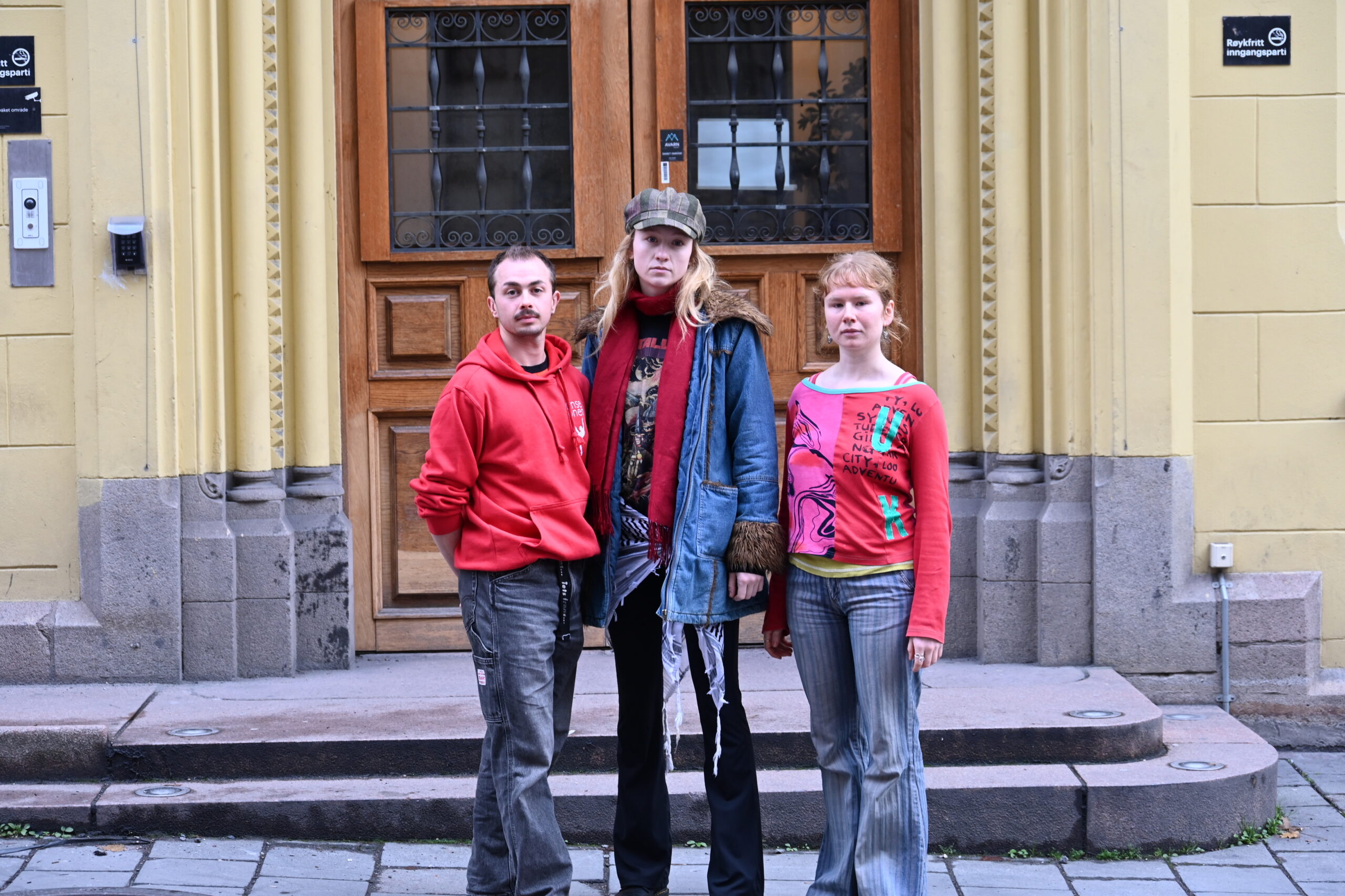 Studentene Loke Mollerin Heinberg, Tuva Aurora Seeberg Lande og Hedda Sandnes ved Høyskolen Kristiania. (Foto: Peter-André Hegg.)