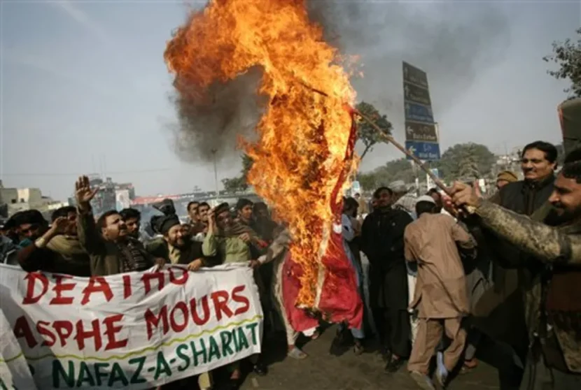 Demonstranter i Lahore, Pakistan, brenner et danske flagg i protest mot Muhammed-karikaturene i februar 2008. (Foto: Emilio Morenatti/AP.)