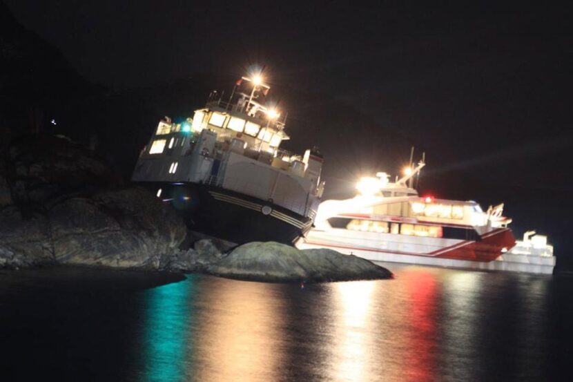 Blir lovnaden om gratis ferge noe som fører til grunnstøting for AP? Tiden vil vise. Her fra da fergen Åfjord i 2014 kræsjet ved Finnes. (Foto: Daniel Dahl/Avisa Nordland.)