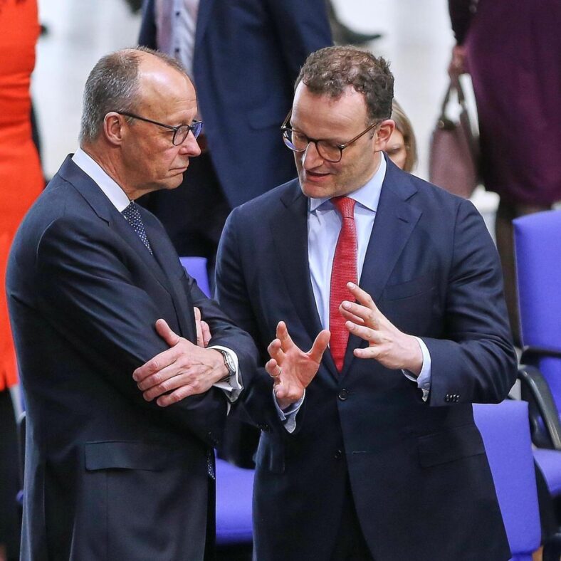 Kristendemokratene, ved statsminister Friedrich Merz (t.v.) og Bundestag-politiker Jens Spahn, har satt en foreløpig stopper for den omstridte loven. (Foto: Stern.)