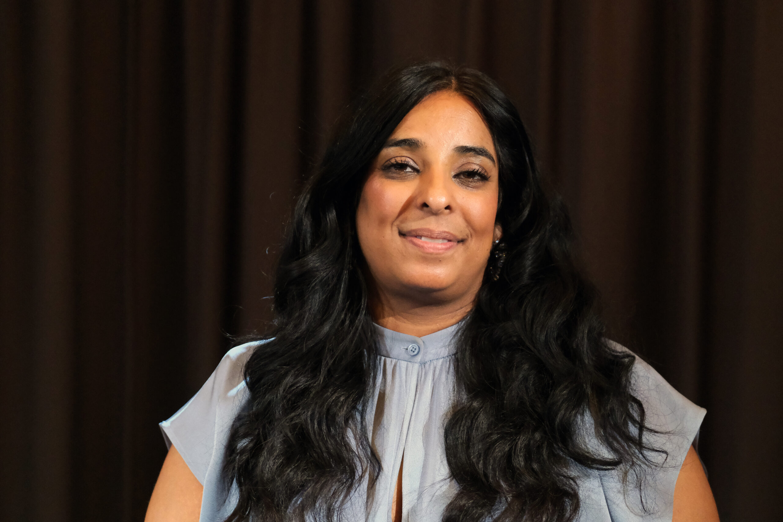 Kulturminister Lubna Jaffery presenterer kulturbudsjettet for 2026 på Dansens hus i Oslo. (Foto: Geir Bergersen Huse.)