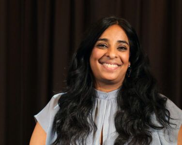 Kulturminister Lubna Jaffery smiler og presenterer kulturbudsjettet for 2026 på Dansens hus i Oslo. (Foto: Geir Bergersen Huse.)
