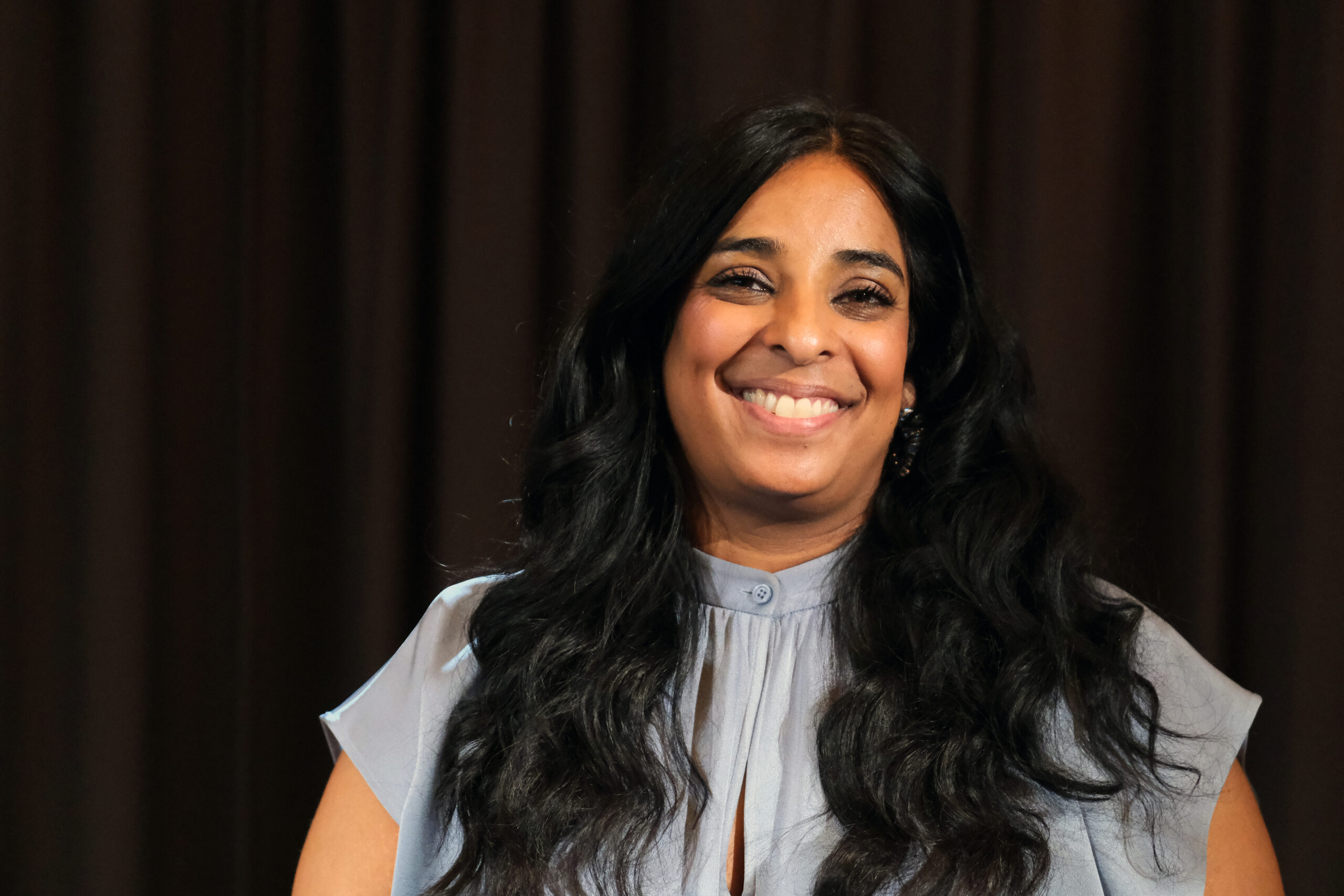Kulturminister Lubna Jaffery smiler og presenterer kulturbudsjettet for 2026 på Dansens hus i Oslo. (Foto: Geir Bergersen Huse.)