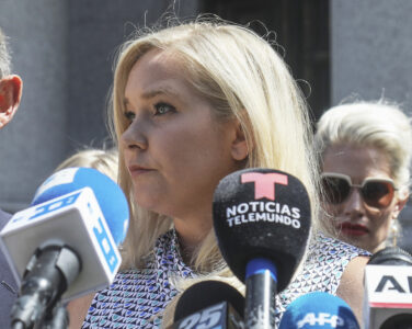 Selvbiografien til en av kvinnene som har anklaget finansmannen Jeffrey Epstein for menneskehandel og seksuell misbruk, Virginia Giuffre, kommer ut denne uken. Her fra en pressekonferanse i New York i 2019. (Foto: Bebeto Matthews/AP/NTB.)