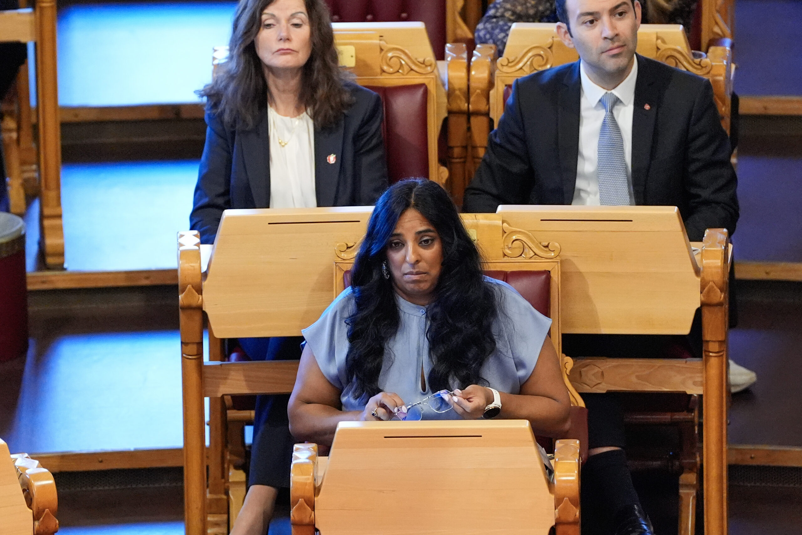 Oslo 20251015. Kulturminister Lubna Jaffery (AP) lytter til finansminister Jens Stoltenberg holde finanstalen i Stortinget. (Foto: Lise Åserud/NTB.)
