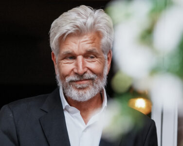 Oslo 20250828. Forfatter Karl Ove Knausgård på forlaget Aschehoug hagefest torsdag ettermiddag. (Foto: Terje Pedersen/NTB.)