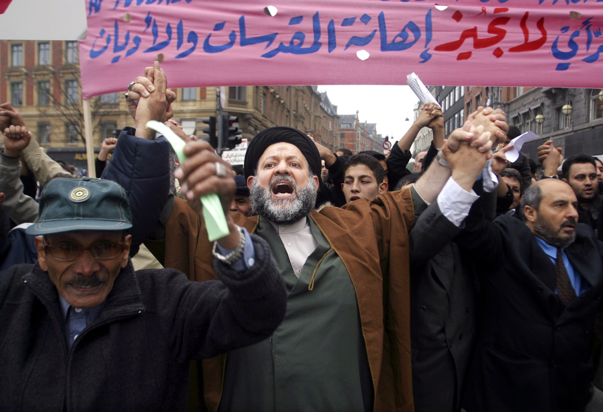 Jyllands-Postens trykking av karikaturtegninger av profeten Muhammed for 20 år siden, utløste sterke protester både i Danmark (bildet) og mange muslimske land. (Foto: AP/NTB.)