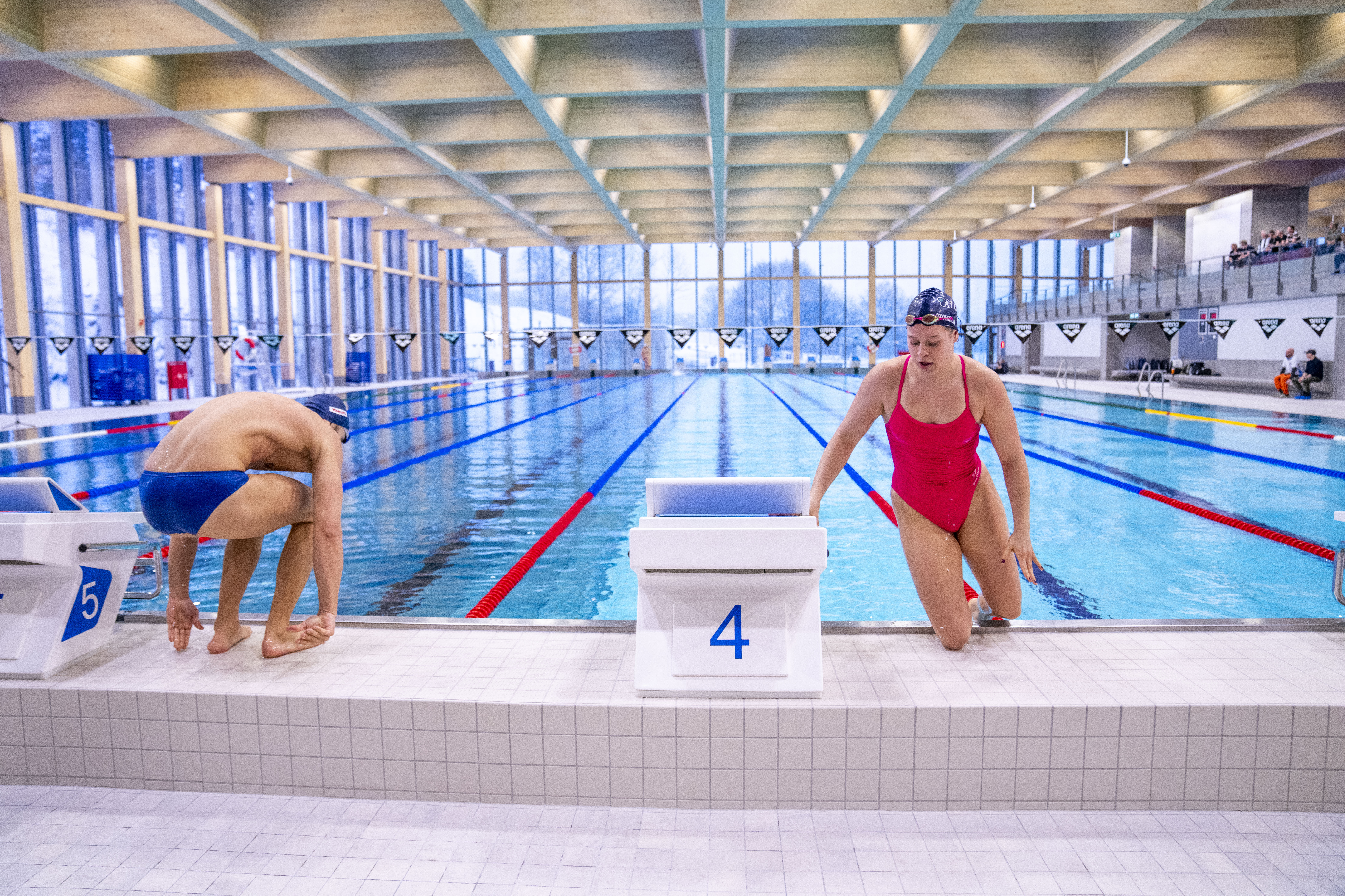 Oslo 20250106. De første svømmerne er på plass i det 50 meter lange bassenget etter den offisielle åpning av det nye Tøyenbadet i Oslo. (Foto: Heiko Junge/NTB.)